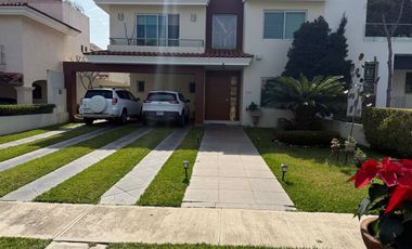 Casa en Venta en Valle Real Zapopan | Estilo Contemporáneo y Amplios Espacios