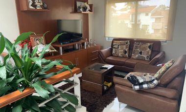 Casa en Venta en Valle Real Zapopan | Estilo Contemporáneo y Amplios Espacios