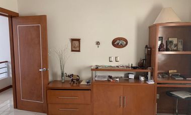 Casa en Venta en Valle Real Zapopan | Estilo Contemporáneo y Amplios Espacios