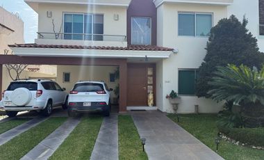Casa en Venta en Valle Real Zapopan | Estilo Contemporáneo y Amplios Espacios