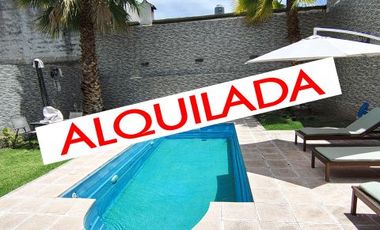 ALQUILO CASA EN BARRIO TRES CERRITOS, PASANDO LA SEGUNDA ROTONDA, CON PILETA DE NATACION, DOBLE GALERIA Y YACUZZI