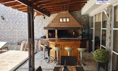 ALQUILO CASA EN BARRIO TRES CERRITOS, PASANDO LA SEGUNDA ROTONDA, CON PILETA DE NATACION, DOBLE GALERIA Y YACUZZI