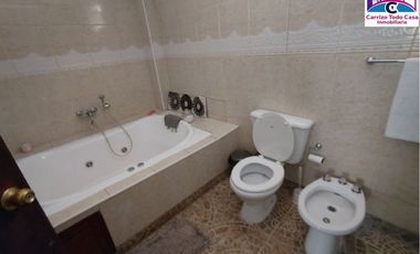 ALQUILO CASA EN BARRIO TRES CERRITOS, PASANDO LA SEGUNDA ROTONDA, CON PILETA DE NATACION, DOBLE GALERIA Y YACUZZI