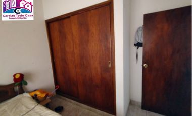 ALQUILO CASA EN BARRIO TRES CERRITOS, PASANDO LA SEGUNDA ROTONDA, CON PILETA DE NATACION, DOBLE GALERIA Y YACUZZI