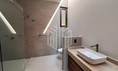 Residencia premium en Zona Esmeralda | 823 m² de terreno y 8 estacionamientos