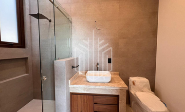 Residencia premium en Zona Esmeralda | 823 m² de terreno y 8 estacionamientos