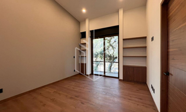 Residencia premium en Zona Esmeralda | 823 m² de terreno y 8 estacionamientos