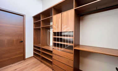 Residencia premium en Zona Esmeralda | 823 m² de terreno y 8 estacionamientos