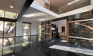 Residencia premium en Zona Esmeralda | 823 m² de terreno y 8 estacionamientos