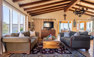 Casa con vistas al mar, río y montañas en Loma La Misión con depto extra