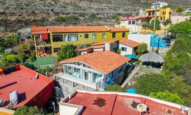 Casa con vistas al mar, río y montañas en Loma La Misión con depto extra