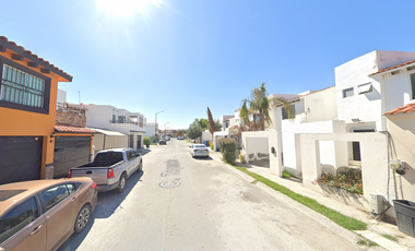 INVERSIÓN AL SUR DE NUEVO LAREDO: Casa en Valle Real ¡Salida Rápida a Carretera Nacional!