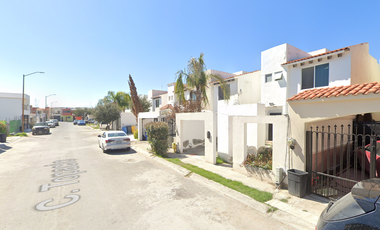 INVERSIÓN AL SUR DE NUEVO LAREDO: Casa en Valle Real ¡Salida Rápida a Carretera Nacional!