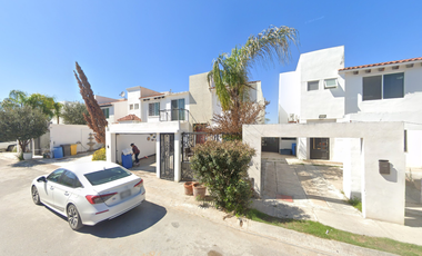 INVERSIÓN AL SUR DE NUEVO LAREDO: Casa en Valle Real ¡Salida Rápida a Carretera Nacional!