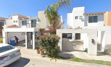 INVERSIÓN AL SUR DE NUEVO LAREDO: Casa en Valle Real ¡Salida Rápida a Carretera Nacional!