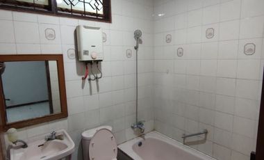 DISEWAKAN RUMAH STRATEGIS DENGAN LINGKUNGAN NYAMAN DI BATUNUNGGAL BANDUNG