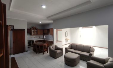 DISEWAKAN RUMAH STRATEGIS DENGAN LINGKUNGAN NYAMAN DI BATUNUNGGAL BANDUNG