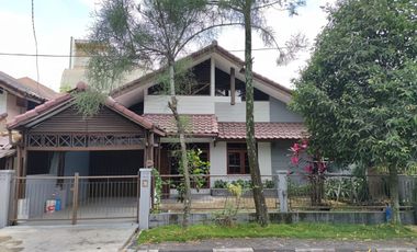 DISEWAKAN RUMAH STRATEGIS DENGAN LINGKUNGAN NYAMAN DI BATUNUNGGAL BANDUNG