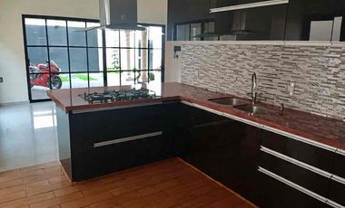 EN VENTA PRECIOSA CASA MODERNA