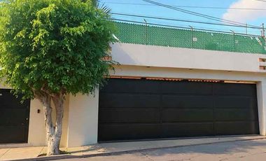 EN VENTA PRECIOSA CASA MODERNA