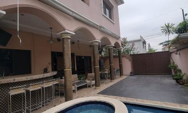En alquiler moderna casa esquinera FULL AMOBLADA con piscina en Santa Maria de Casa Grande, Av. Leon Febres Cordero, Samborondon