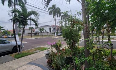 En alquiler moderna casa esquinera FULL AMOBLADA con piscina en Santa Maria de Casa Grande, Av. Leon Febres Cordero, Samborondon