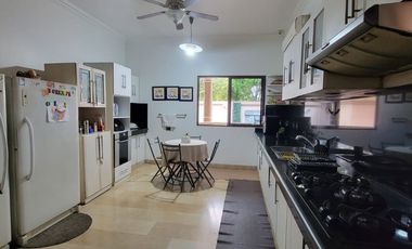 En alquiler moderna casa esquinera FULL AMOBLADA con piscina en Santa Maria de Casa Grande, Av. Leon Febres Cordero, Samborondon