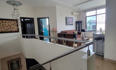 En alquiler moderna casa esquinera FULL AMOBLADA con piscina en Santa Maria de Casa Grande, Av. Leon Febres Cordero, Samborondon