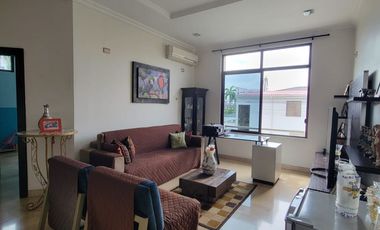 En alquiler moderna casa esquinera FULL AMOBLADA con piscina en Santa Maria de Casa Grande, Av. Leon Febres Cordero, Samborondon