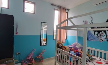 En alquiler moderna casa esquinera FULL AMOBLADA con piscina en Santa Maria de Casa Grande, Av. Leon Febres Cordero, Samborondon