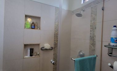 En alquiler moderna casa esquinera FULL AMOBLADA con piscina en Santa Maria de Casa Grande, Av. Leon Febres Cordero, Samborondon