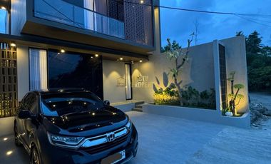 DIJUAL RUMAH 2 LANTAI SHM FULL FURNISHED DEKAT RESTO TENGKLENG GAJAH DI WEDOMARTANI SLEMAN