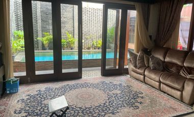 Rumah Mewah 3 Lantai dengan Kolam Renang di Meruya Jakarta Barat (029)