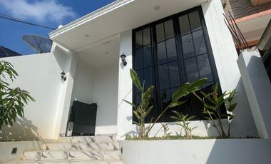 Rumah Mewah 3 Lantai dengan Kolam Renang di Meruya Jakarta Barat (029)