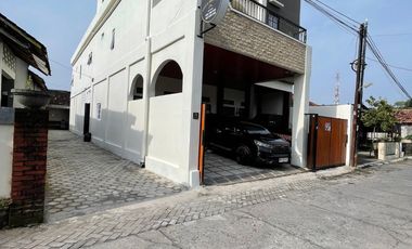 Dijual rumah induk dan kos2an bangunan baru sudah terisi kos putra full furnished 3 lantai dipalagan dekat kampus UGM, RS Sarjito