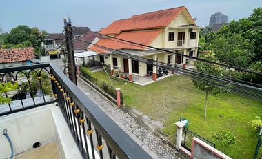 Dijual rumah induk dan kos2an bangunan baru sudah terisi kos putra full furnished 3 lantai dipalagan dekat kampus UGM, RS Sarjito