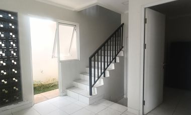 Jual BU (Butuh Uang) Rumah HOOK LUAS di Summarecon Bandung dijual MURAH di Bawah Pasaran