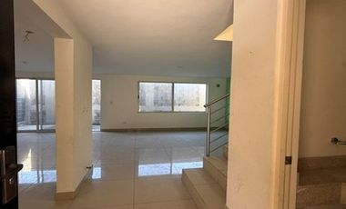 Amplia casa con diseño moderno en Siete Colinas