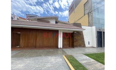 ¡Se Alquila Casa Para Uso Comercial En La Merced!, Primer Piso, Amplio Espacio. Renta: 5,900 Soles