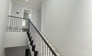 Rumah 3 Lantai American Classic Di Sutera Winona - Alam Sutera