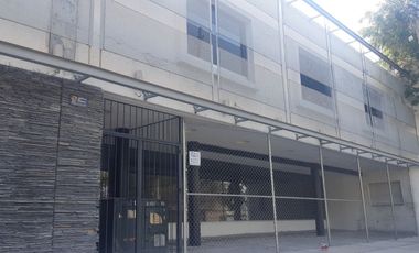 Renta amplio local Comercial entre Blvd. Bernardo Quintana y Prol. Corregidora Norte.