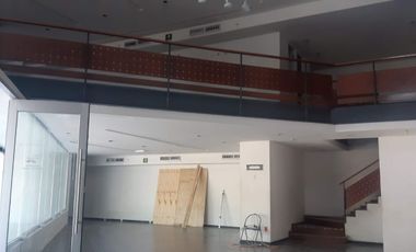 Renta amplio local Comercial entre Blvd. Bernardo Quintana y Prol. Corregidora Norte.