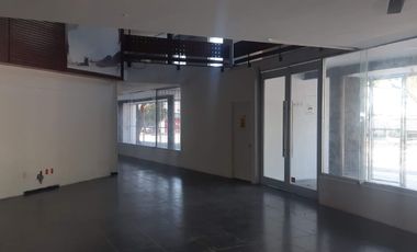 Renta amplio local Comercial entre Blvd. Bernardo Quintana y Prol. Corregidora Norte.