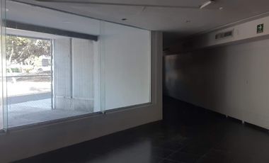 Renta amplio local Comercial entre Blvd. Bernardo Quintana y Prol. Corregidora Norte.