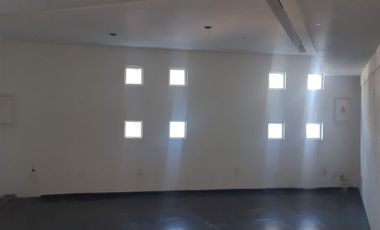 Renta amplio local Comercial entre Blvd. Bernardo Quintana y Prol. Corregidora Norte.