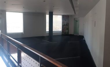 Renta amplio local Comercial entre Blvd. Bernardo Quintana y Prol. Corregidora Norte.