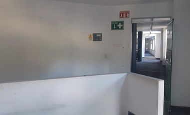 Renta amplio local Comercial entre Blvd. Bernardo Quintana y Prol. Corregidora Norte.