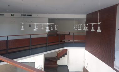 Renta amplio local Comercial entre Blvd. Bernardo Quintana y Prol. Corregidora Norte.