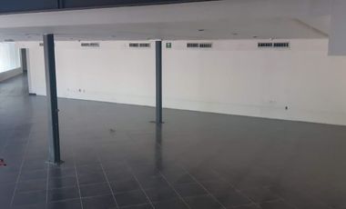 Renta amplio local Comercial entre Blvd. Bernardo Quintana y Prol. Corregidora Norte.