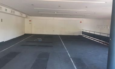 Renta amplio local Comercial entre Blvd. Bernardo Quintana y Prol. Corregidora Norte.